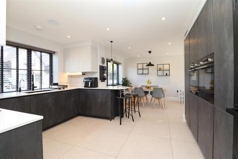 3 bedroom semi-detached house for sale, Watersplash Mews, Borehamwood