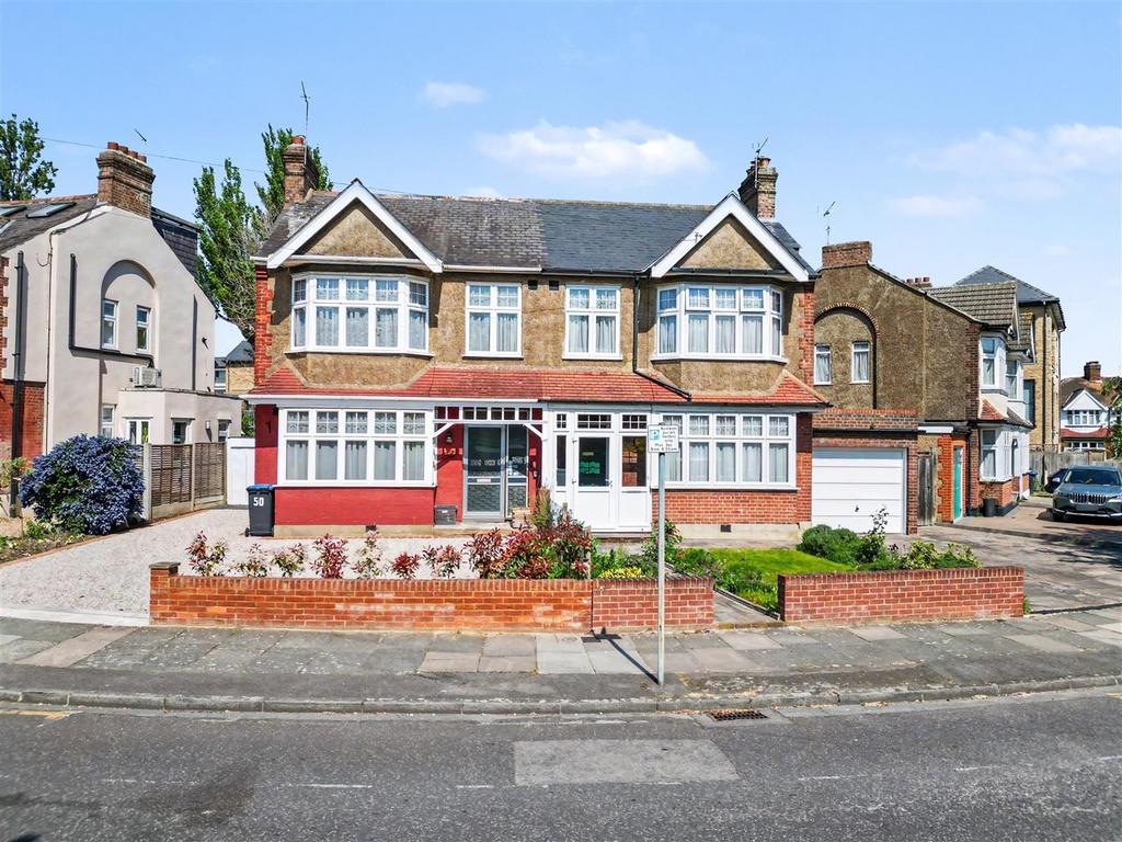 Detached house exterior, driveway