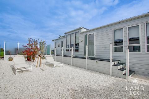 1 bedroom mobile home for sale, Leisure Glades Park, St Osyth CO16