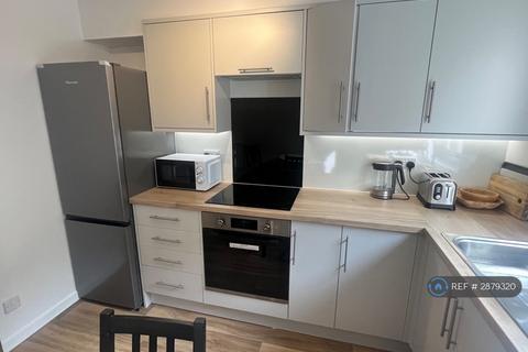 1 bedroom in a flat share to rent, Yeaman Place, Edinburgh, EH11
