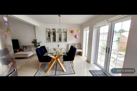 3 bedroom semi-detached house to rent, Prospect Close, Hounslow, TW3