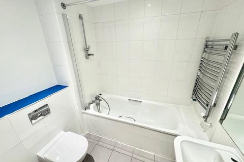 2 bedroom flat to rent, Charrington Court, Romford, RM1