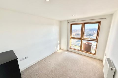 2 bedroom flat to rent, Charrington Court, Romford, RM1
