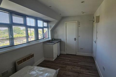 Studio to rent, Thornton Avenue, West Drayton