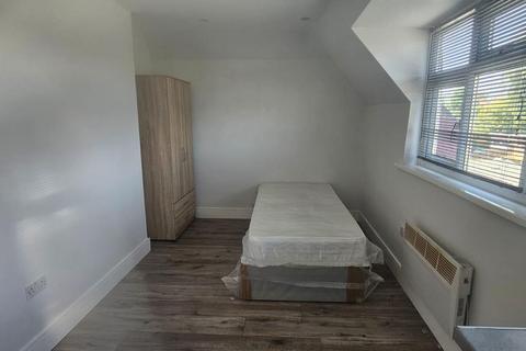 Studio to rent, Thornton Avenue, West Drayton