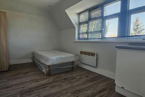 Studio to rent, Thornton Avenue, West Drayton