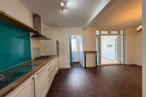 3 bedroom semi-detached house to rent, Roundshill, Kenilworth, CV8