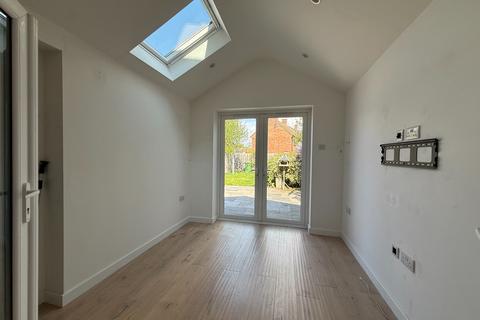 3 bedroom semi-detached house to rent, Roundshill, Kenilworth, CV8