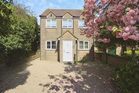 4 bedroom detached house to rent, Calcutt Street, Swindon SN6