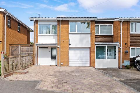 End of terrace house - 14 Yew Tree Close, Worcester. WR5 2LH