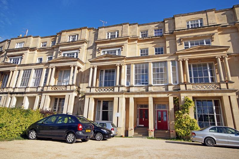 Lansdown Terrace GL50 2JU 2 bed flat - £1,175 pcm (£271 pw)