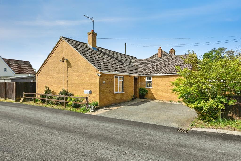3 bedroom detached bungalow for sale