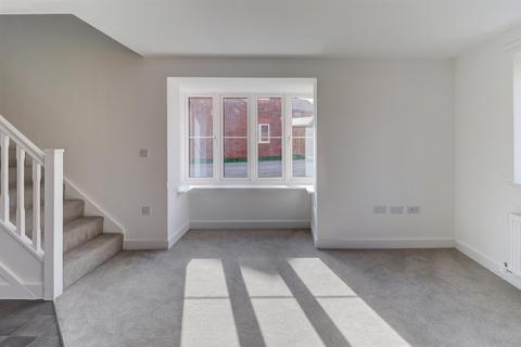 3 bedroom semi-detached house to rent, Broadgate, Kenilworth, CV8 2UR