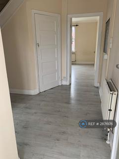 2 bedroom flat to rent, Romford, Romford, RM5