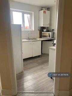 2 bedroom flat to rent, Romford, Romford, RM5