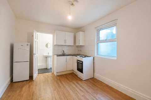 Studio to rent, Wick Road, London E9
