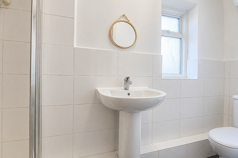 Studio to rent, Wick Road, London E9