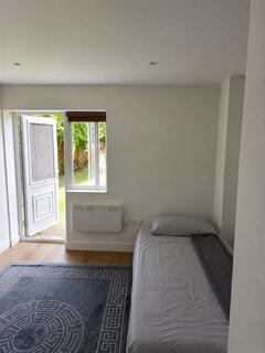 Studio to rent, Falling Lane, Yiewsley, West Drayton