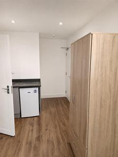 Studio to rent, Falling Lane, Yiewsley, West Drayton