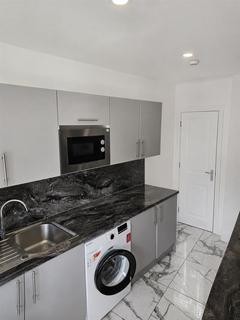 Studio to rent, Falling Lane, Yiewsley, West Drayton