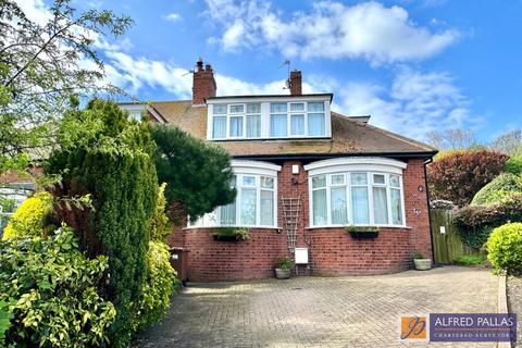 3 bedroom semi-detached bungalow for sale, Cairns Square, Fulwell
