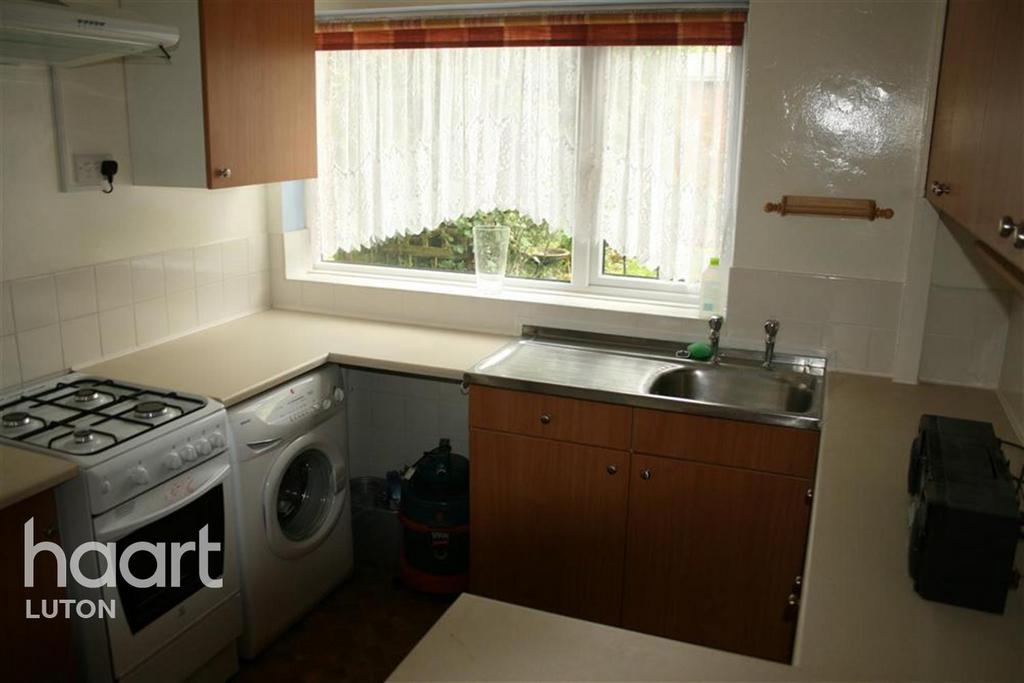 Woodbridge Close, Luton 3 bed semidetached house £1,400 pcm (£323 pw)