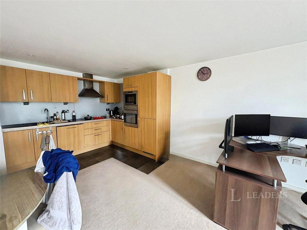 Apartment in Cambridge, Petersfield - View 2