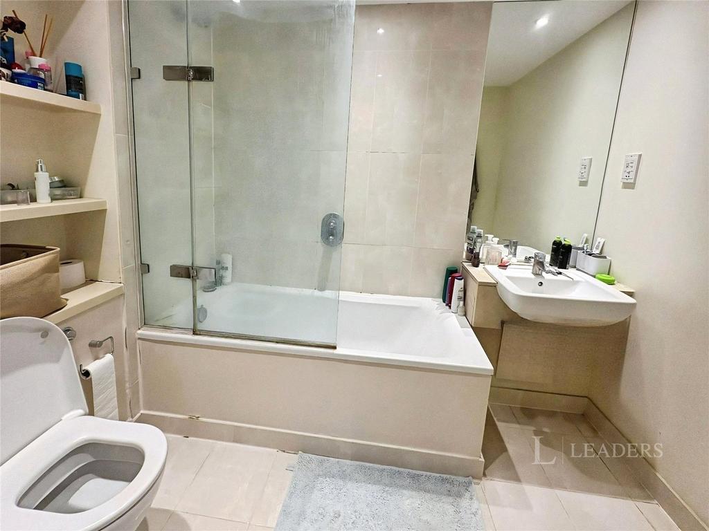 Apartment in Cambridge, Petersfield - View 6