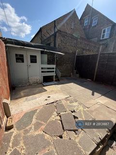 3 bedroom semi-detached house to rent, Henshaw St, London, SE17