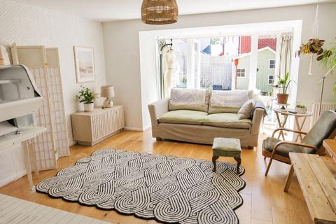4 bedroom end of terrace house to rent, Sunflower Road, Bristol, BS16