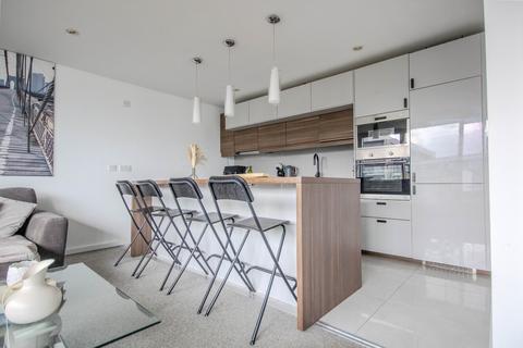 2 bedroom penthouse for sale, Ferry Court, Cardiff, CF11
