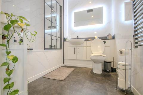 2 bedroom penthouse for sale, Ferry Court, Cardiff, CF11