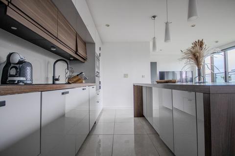 2 bedroom penthouse for sale, Ferry Court, Cardiff, CF11