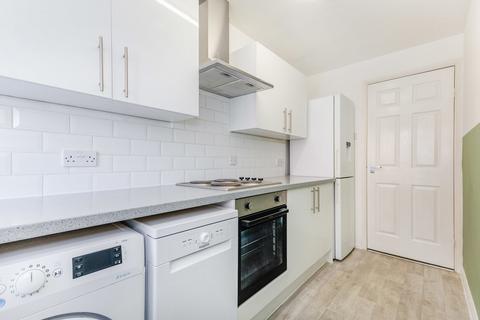 2 bedroom flat to rent, Foxglove Way, Wallington, SM6