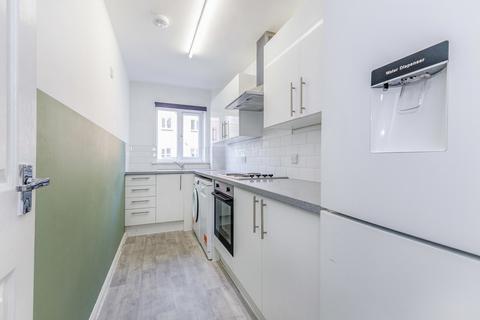 2 bedroom flat to rent, Foxglove Way, Wallington, SM6