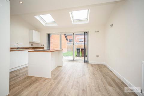 4 bedroom semi-detached house to rent, Featherstone Road, Shirley, Solihull, West Midlands, B90