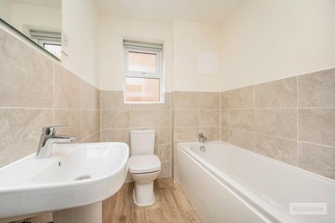 4 bedroom semi-detached house to rent, Featherstone Road, Shirley, Solihull, West Midlands, B90
