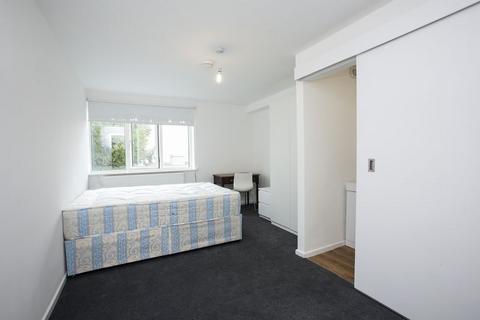 1 bedroom in a flat share to rent, Mile End Road, Stepney, E1