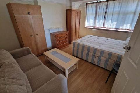 1 bedroom in a house share to rent, Great West Rd, London, TW5