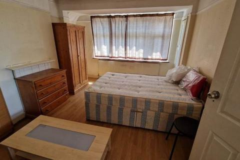 1 bedroom in a house share to rent, Great West Rd, London, TW5