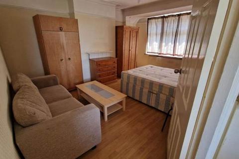 1 bedroom in a house share to rent, Great West Rd, London, TW5