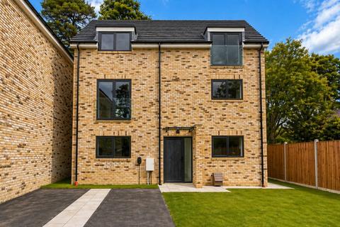4 bedroom townhouse to rent, Sorrel Close, Farnborough, Hampshire, GU14
