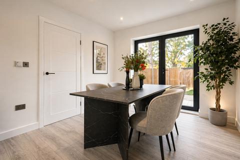 4 bedroom townhouse to rent, Sorrel Close, Farnborough, Hampshire, GU14
