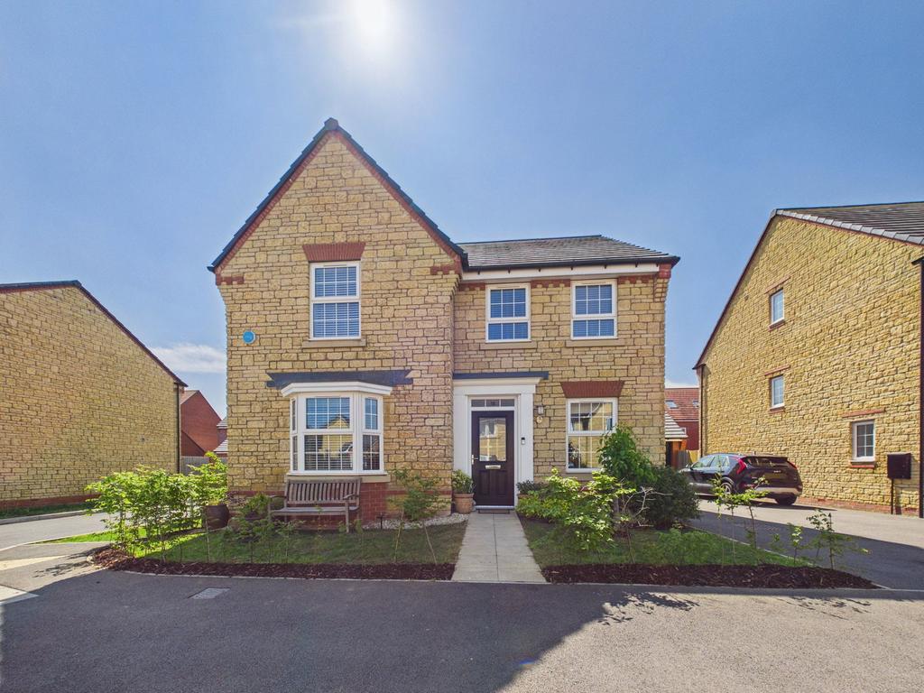 Basil Drive, Melksham SN12 4 bed detached house for sale - £475,000
