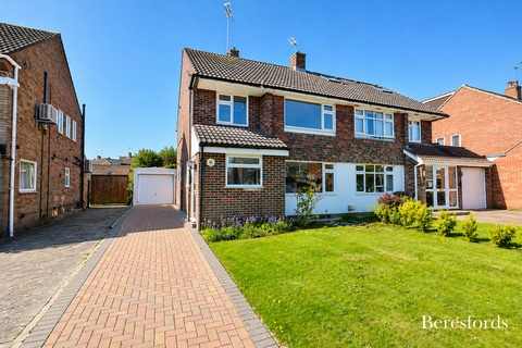 3 bedroom semi-detached house to rent, Nabbott Road, CM1