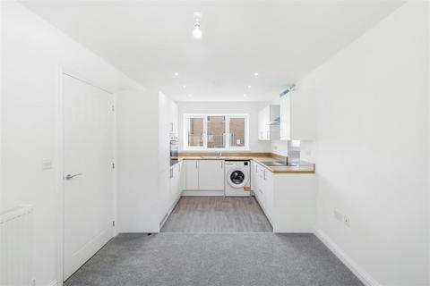 2 bedroom terraced house to rent, Elizabeth Gate, Long Suttom