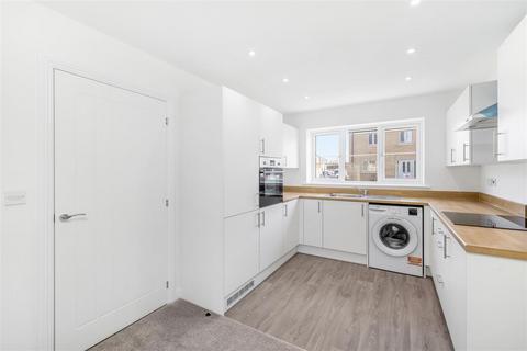 2 bedroom terraced house to rent, Elizabeth Gate, Long Suttom