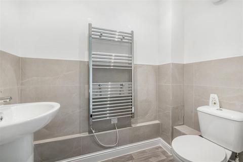 2 bedroom terraced house to rent, Elizabeth Gate, Long Suttom