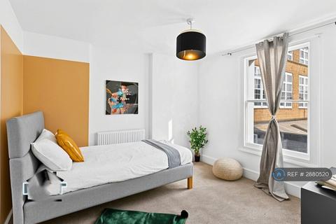 4 bedroom terraced house to rent, Upper North St, London, E14