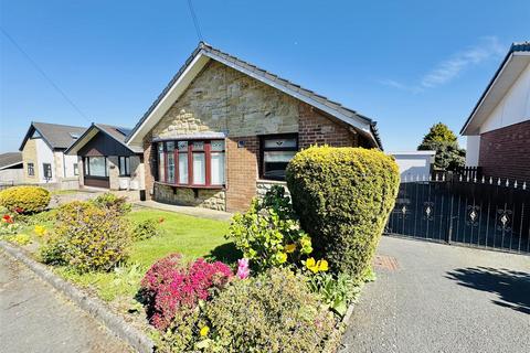 2 bedroom detached bungalow for sale, Viking Avenue, Huddersfield, HD8 9SE